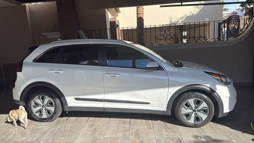 White 2019 Kia Niro LX