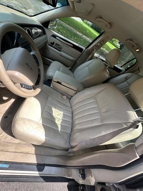 Beige 2006 Lincoln Town Car Signature
