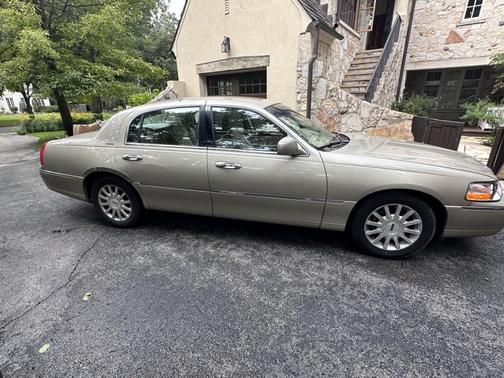 Beige 2006 Lincoln Town Car Signature