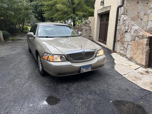 Beige 2006 Lincoln Town Car Signature
