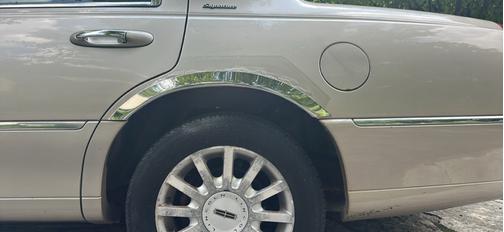 Beige 2006 Lincoln Town Car Signature