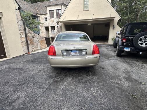 Beige 2006 Lincoln Town Car Signature