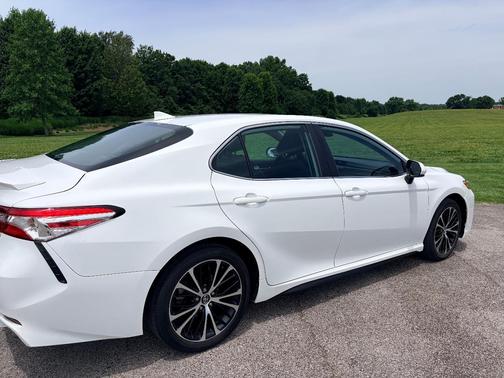 White 2020 Toyota Camry SE