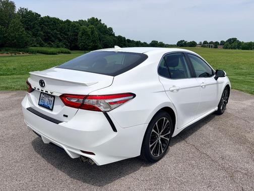 White 2020 Toyota Camry SE