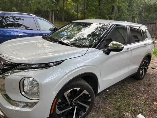 White 2022 Mitsubishi Outlander SE Launch Edition