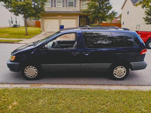 Blue 2002 Toyota Sienna LE