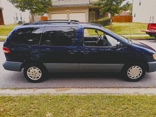 Blue 2002 Toyota Sienna LE
