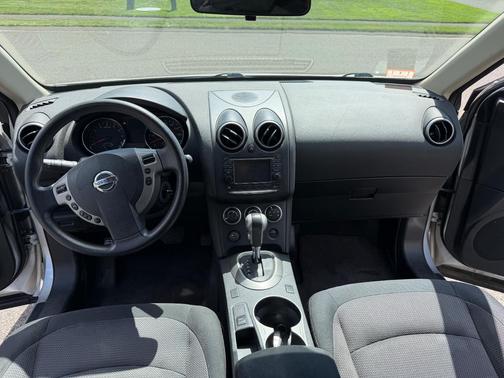 Silver 2013 Nissan Rogue SV