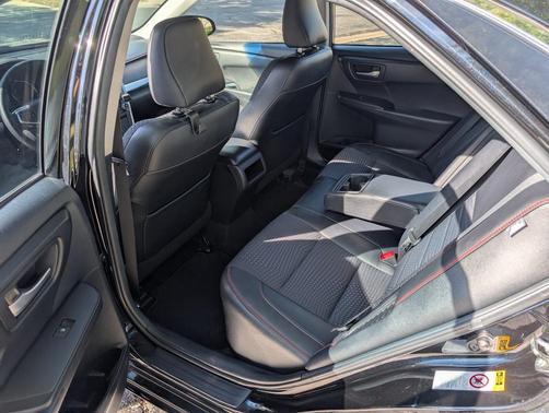 Black 2015 Toyota Camry Hybrid SE