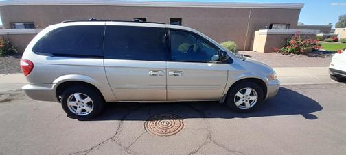 Gold 2006 Dodge Grand Caravan SXT