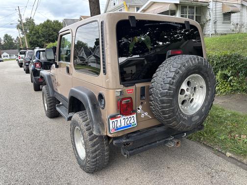 Beige 1999 Jeep Wrangler Sahara