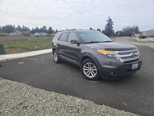 Silver 2015 Ford Explorer XLT