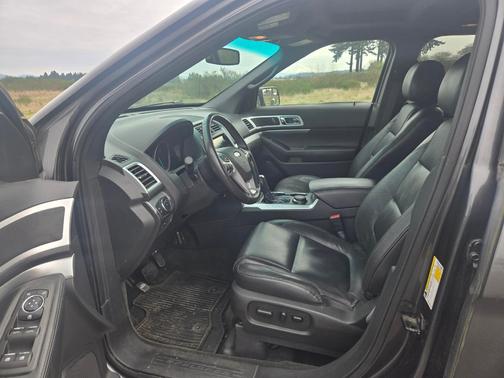 Silver 2015 Ford Explorer XLT