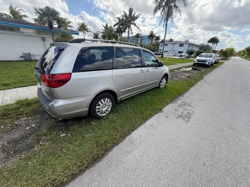 2005 Toyota Sienna LE