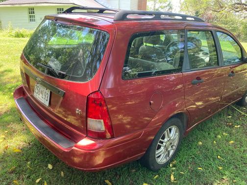 Red 2002 Ford Focus SE