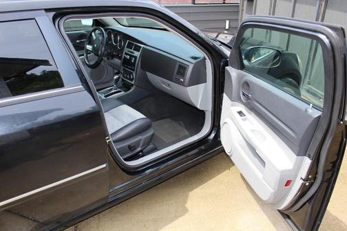 Black 2006 Dodge Magnum SRT8