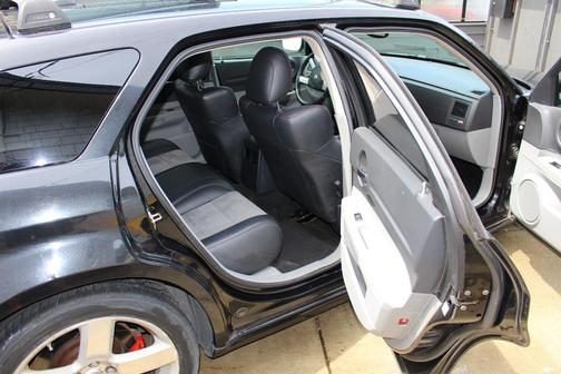 Black 2006 Dodge Magnum SRT8