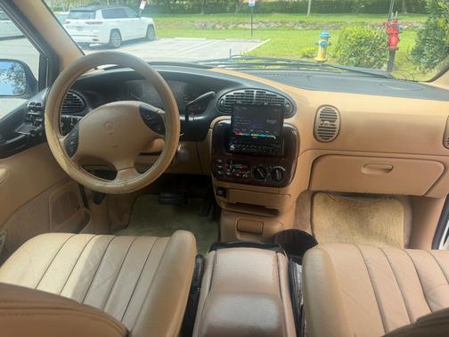 White 1996 Dodge Caravan LE