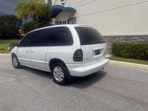 White 1996 Dodge Caravan LE