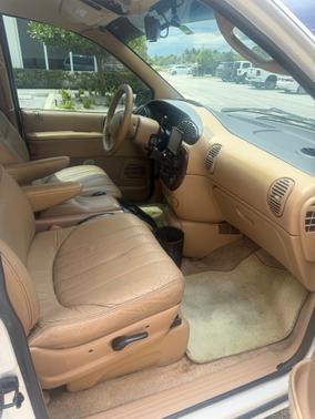 White 1996 Dodge Caravan LE