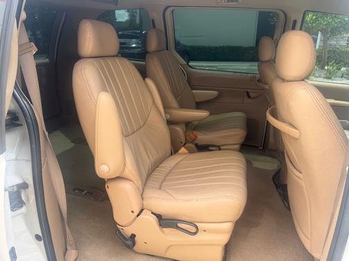 White 1996 Dodge Caravan LE