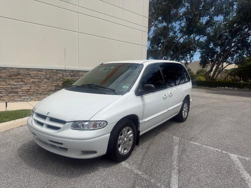 White 1996 Dodge Caravan LE
