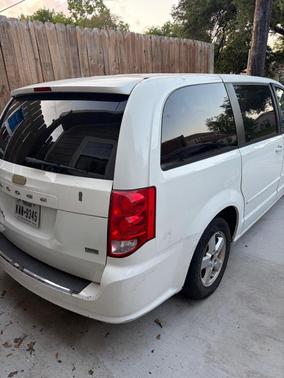 White 2012 Dodge Grand Caravan SXT