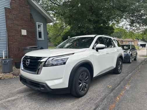 2022 Nissan Pathfinder SV