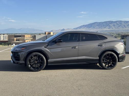 2022 Lamborghini Urus Base