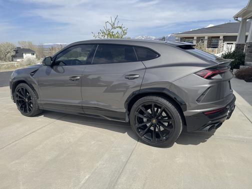 2022 Lamborghini Urus Base
