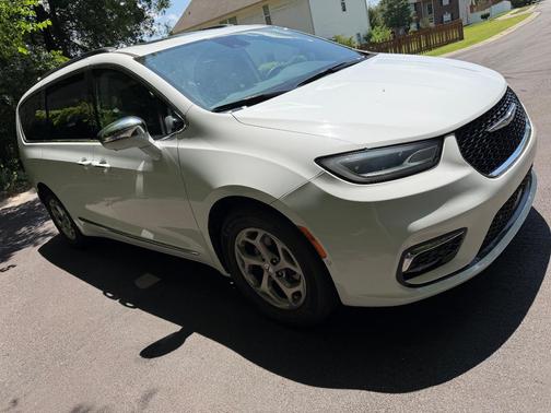 White 2022 Chrysler Pacifica Limited