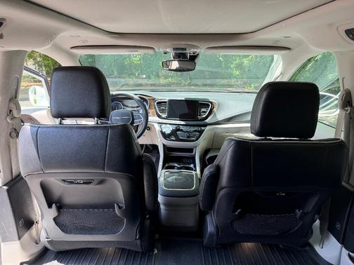 White 2022 Chrysler Pacifica Limited