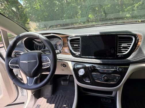 White 2022 Chrysler Pacifica Limited