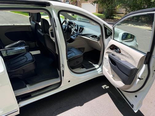 White 2022 Chrysler Pacifica Limited