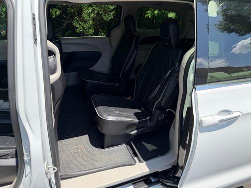 White 2022 Chrysler Pacifica Limited