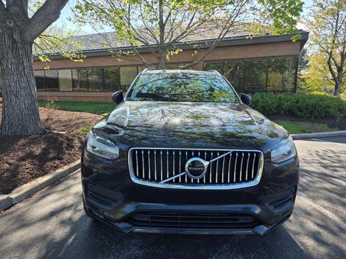 Black 2022 Volvo XC90 T6 Momentum