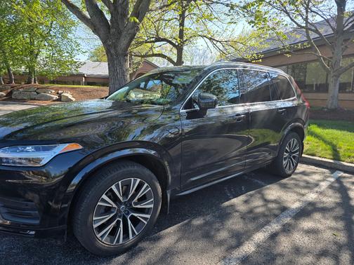 Black 2022 Volvo XC90 T6 Momentum
