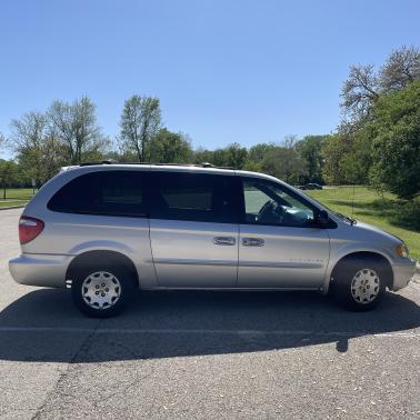 2001 Chrysler Town & Country LX