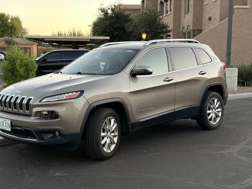 Beige 2017 Jeep Cherokee Limited