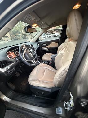 Beige 2017 Jeep Cherokee Limited