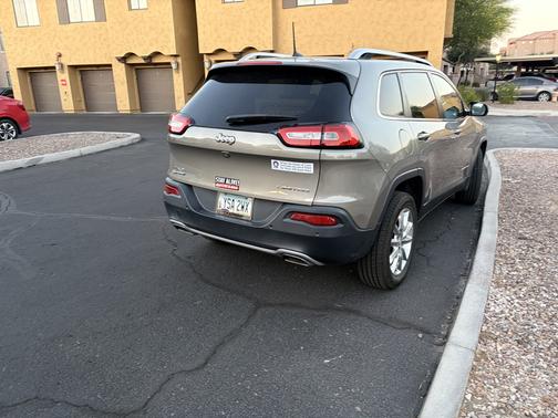 Beige 2017 Jeep Cherokee Limited