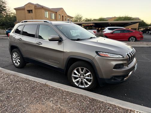 Beige 2017 Jeep Cherokee Limited