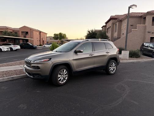 Beige 2017 Jeep Cherokee Limited