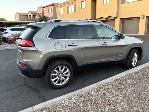 Beige 2017 Jeep Cherokee Limited