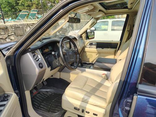 Blue 2017 Ford Expedition EL XLT