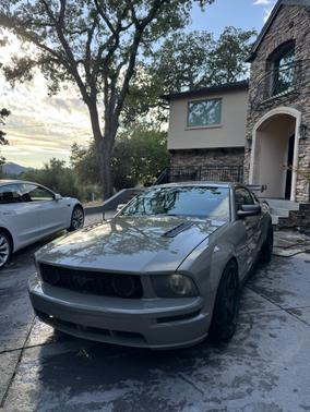 2005 Ford Mustang Deluxe