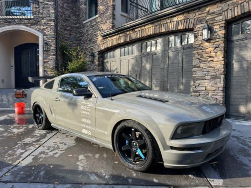 2005 Ford Mustang Deluxe
