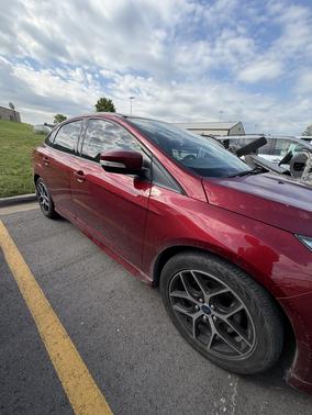 Red 2015 Ford Focus SE