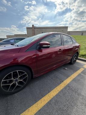 Red 2015 Ford Focus SE