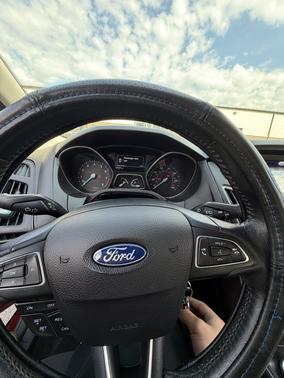 Red 2015 Ford Focus SE